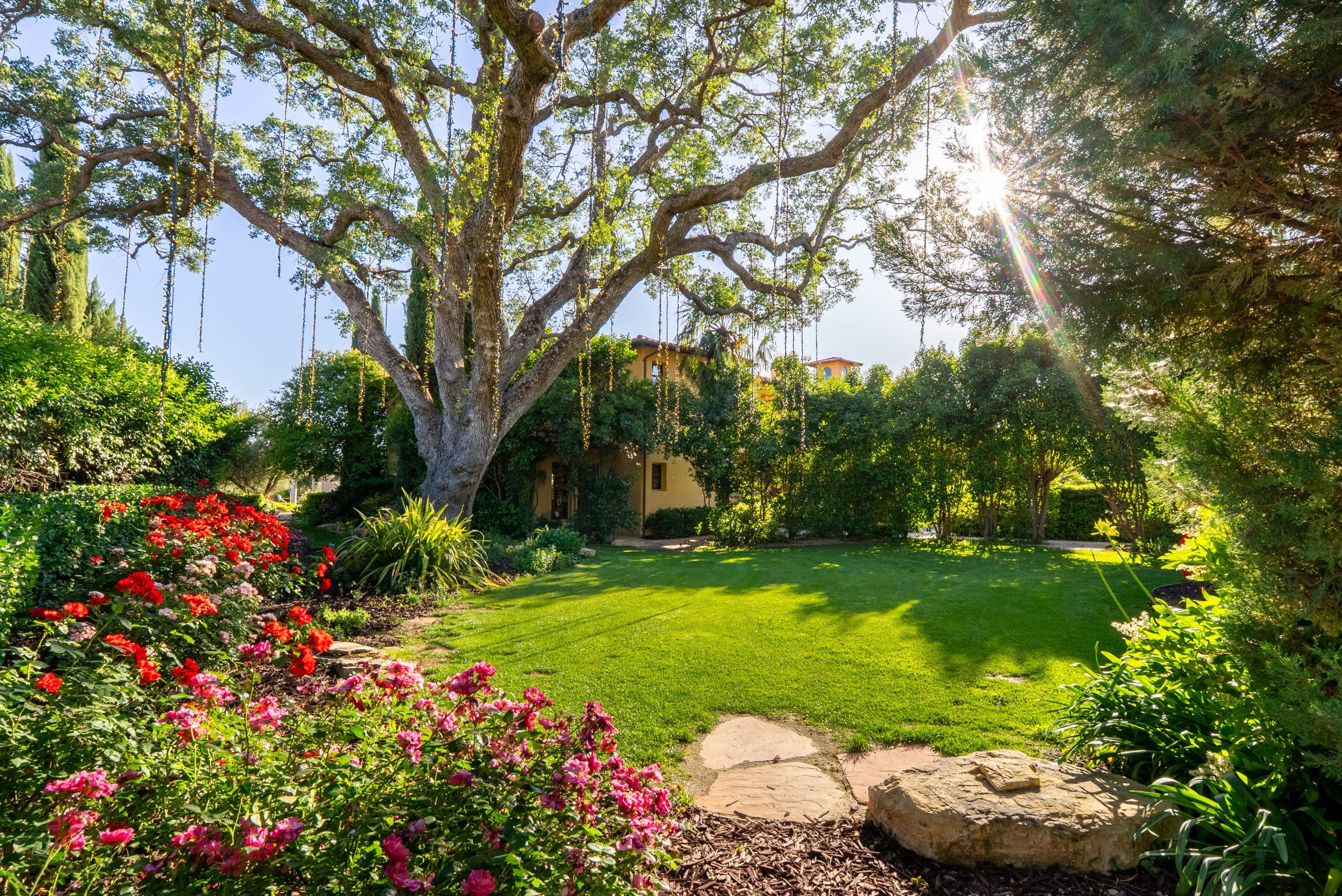 Illuminated garden at Villa San-Juliette