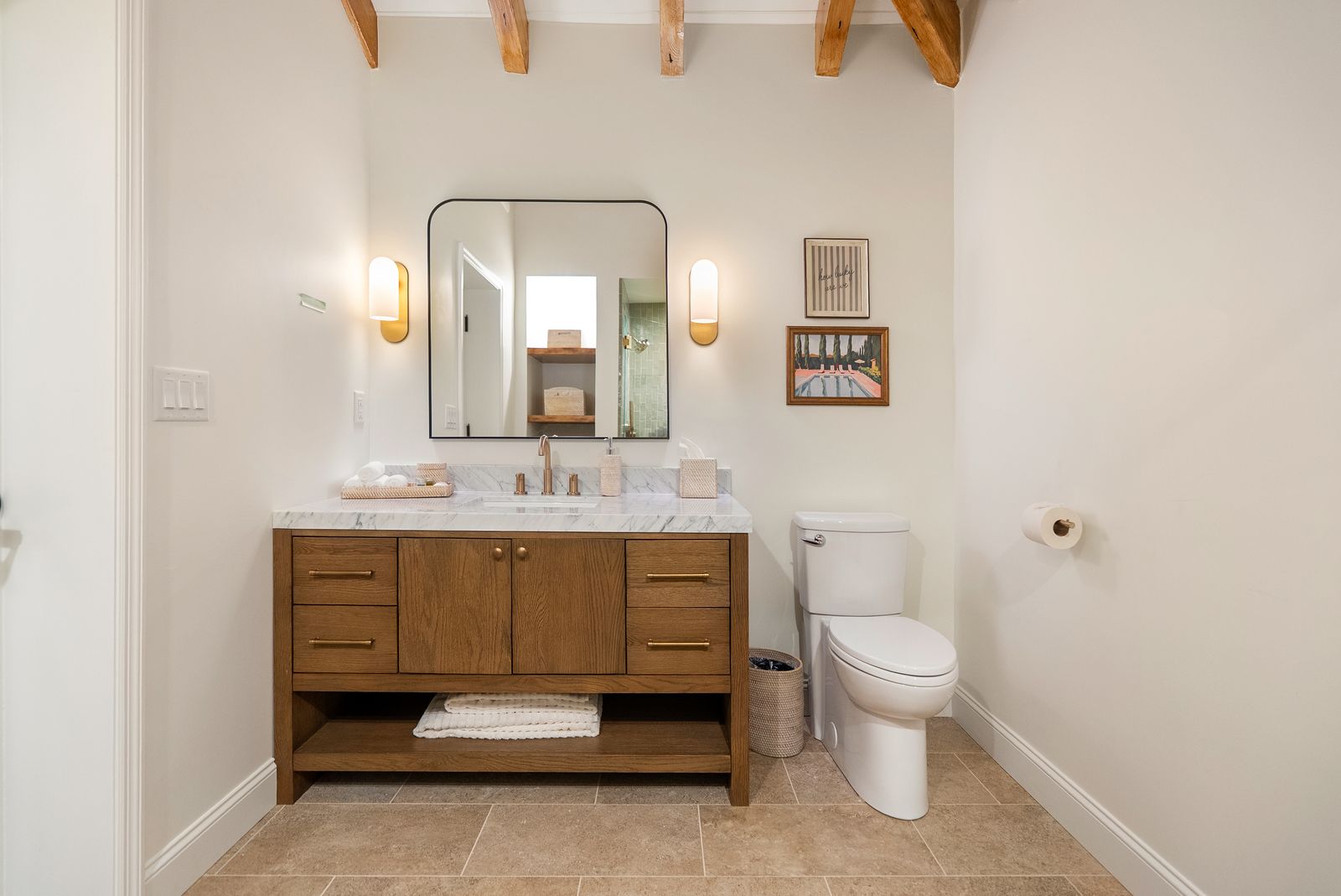 Poolhouse bathroom