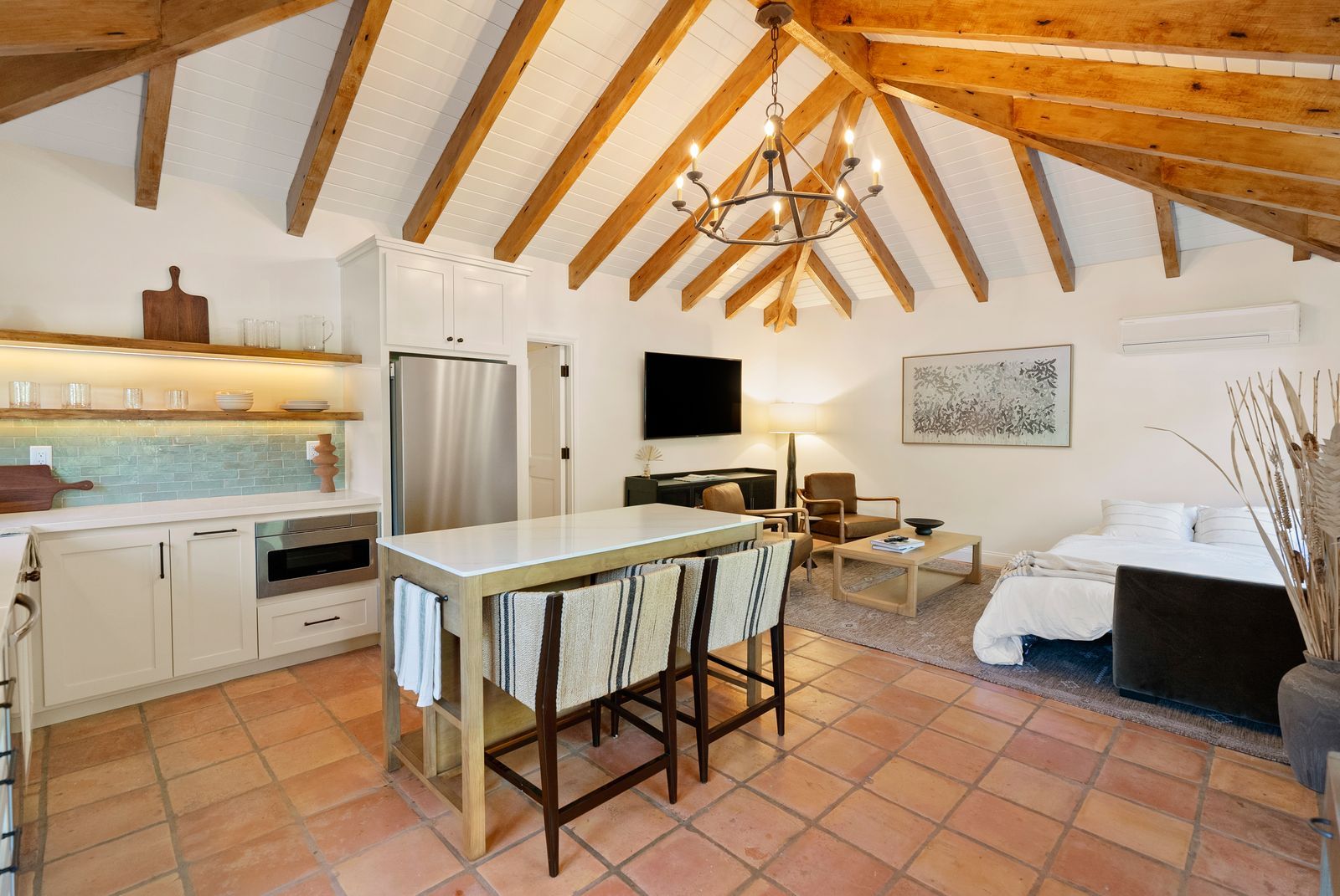 Poolhouse open-plan kitchen and lounge